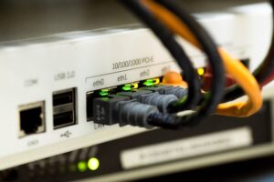 Read more about the article Wifi לעומת Ethernet: בחירת החיבור הנכון לעסקים